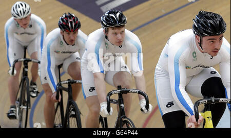 Mitglieder des Glasgow Life Track Cycling Teams (von vorne nach hinten)Johnny Cosh, Johnny Biggin, Andrew Louis, Graeme McBride im Sir Chris Hoy Velodrome in Glasgow, Schottland. Stockfoto