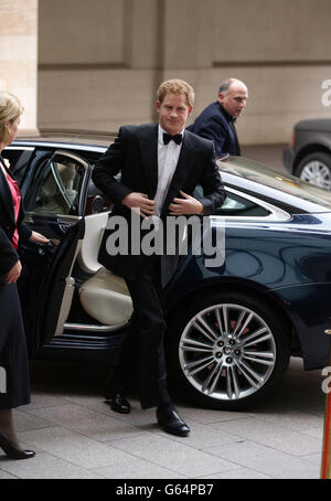 Prinz Harry, der mit dem Galadiner der verwundeten Wohltätigkeitsorganisation „The Crystal Ball“ im Grosvenor House Hotel, London, am Walking ankommt. DRÜCKEN SIE VERBANDSFOTO. Bilddatum: Donnerstag, 30. Mai 2013. Siehe PA Story ROYAL Harry. Das Foto sollte lauten: Yui Mok/PA Wire Stockfoto