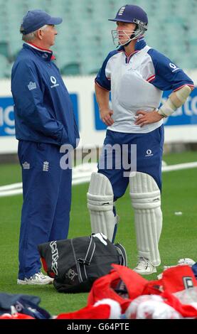 . KEINE KOMMERZIELLE NUTZUNG : England Trainer Duncan Fletcher (links) spricht mit Wicket-Keeper Alec Stewart während des Netztrainers auf dem Melbourne Cricket Ground, Melbourne, Australien. Stockfoto