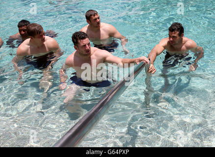 Die britischen und irischen Lions Alex Cuthbert, Owen Farrell, Dan Lydiate und Mike Phillips während einer Erholungssitzung nach dem Spiel im Pool des Grand Hyatt Hotels in Hongkong. Stockfoto