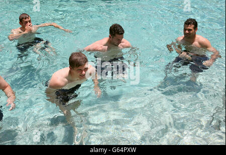 Die britischen und irischen Lions Owen Farrell, Alex Cuthbert, Mike Philiips Dan Lydiate während einer Erholungssitzung nach dem Spiel im Pool des Grand Hyatt Hotels in Hongkong. Stockfoto