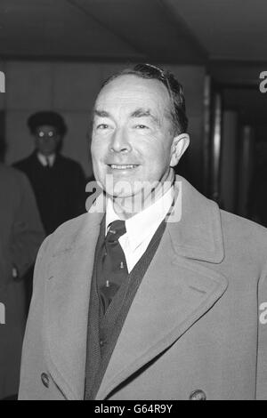 Lord Shawcross, den Premierminister Harold Macmillan als Vorsitzenden der Königlichen Kommission für die Presse ankündigte. Stockfoto