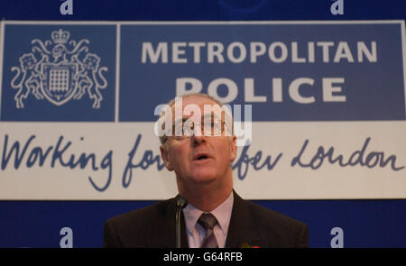 Bill Griffiths, stellvertretender stellvertretender Kommissar bei der Metropolitan Police, leitet eine Pressekonferenz in Scotland Yard. * die Polizei gab bekannt, dass es nicht genügend Beweise gibt, um gegen John Cannan wegen des Mordes an Suzy Lamplugh Anklage zu erheben. Frau Lamplugh, eine 25 Jahre alte ehemalige Immobilienmaklerin, verschwand im Juli 1986, nachdem sie einem Herrn Kipper ein Grundstück in Fulham, im Süden Londons, gezeigt hatte. Stockfoto