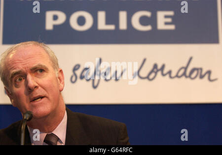 Bill Griffiths, stellvertretender stellvertretender Kommissar der Metropolitan Police, gibt eine Erklärung auf einer Pressekonferenz in Scotland Yard, London. * die Polizei gab bekannt, dass es nicht genügend Beweise gibt, um gegen John Cannan wegen des Mordes an Suzy Lamplugh Anklage zu erheben. Frau Lamplugh, eine 25 Jahre alte ehemalige Immobilienmaklerin, verschwand im Juli 1986, nachdem sie einem Herrn Kipper ein Grundstück in Fulham, im Süden Londons, gezeigt hatte. Stockfoto