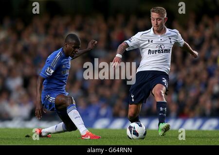 Fußball - Barclays Premier League - Chelsea gegen Tottenham Hotspur - Stamford Bridge. Chelsea's Ramires (links) und Tottenham Hotspur's Lewis Holtby (rechts) kämpfen um den Ball Stockfoto