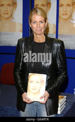 TV-Moderatorin Ulrika Jonsson posiert mit ihrer Autobiografie 'Honest' für Fotografen während einer Buchunterschrift bei WHSmith in der Londoner Victoria Station. Stockfoto