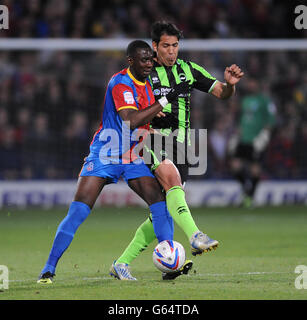 Fußball - npower Football League Championship - Play Off - Halbfinale - erste Etappe - Crystal Palace V Brighton und Hove Albion .... Yannick Bolasie vom Crystal Palace (links) und Leonardo Ulloa von Brighton und Hove Albion (rechts) kämpfen um den Ball. Stockfoto