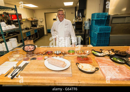 Chef Roy Breiman Vorbereitung Abendessen im Restaurant Copperleaf Cedarbrook Lodge in der Nähe von Seattle Stockfoto