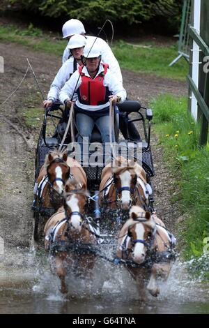 Sara Howe tritt am vierten Tag der Royal Windsor Horse Show im Windsor Castle, Berkshire, beim „Obstacle Driving Competition“ beim Land Rover International Driving Grand Prix an. Stockfoto