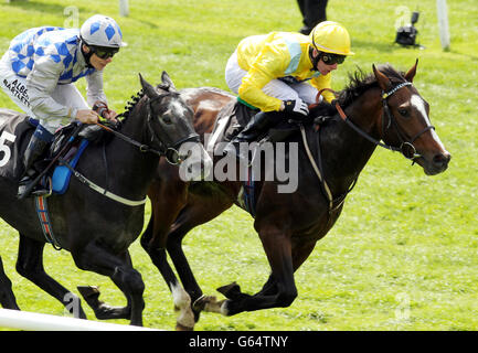 Cool Bahamian geritten von John Fahy (rechts) auf dem Weg zum Gewinn der Betfred Mobile Lotto/British Hengst Studs E.B.F. Jungferneinsätze während des Derby Trial Weekender auf der Rennbahn Lingfield Park in Surrey. Stockfoto