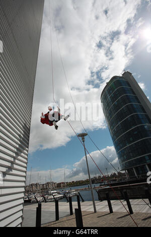 Ratsmitglied Vaughn Hewitt, Bürgermeister von Medway, nimmt an einer Abseilungs- und Seilzugherausforderung Teil, um den Start der letzten Phase der Quays-Entwicklung, Chatham Maritime in Kent, zu markieren. Stockfoto