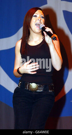 Natasha Hamilton von der Popband Atomic Kitten tritt auf der Bühne des Girlguiding UK Big Gig in der Wembley Arena, West London, auf. 23/04/2003: Natasha Hamilton von Atomic Kitten und der Pop-Crooner Ronan Keating, die später am Mittwoch, dem 23. April 2003, zu den Aufzuchten des Jahres 2003 ernannt werden. Der Sieg für Hamilton, eine der drei Sängerinnen der Liverpudlianischen Mädchenband Atomic Kitten, kommt nur acht Monate nach der Geburt eines Jungen, Josh. Der 20-Jährige tritt in die Fußstapfen der letztjährigen Gewinnerin Charlotte Church, die den Preis im zarten Alter von 16 Jahren unter kontroversen Auseinandersetzungen gewann. Stockfoto