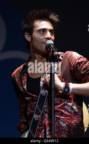Ehemaliger Pop Idol Kandidat, Pop Sänger Darius Danesh auf der Bühne während der Girlguiding UK Big Gig in der Wembley Arena, West London Stockfoto
