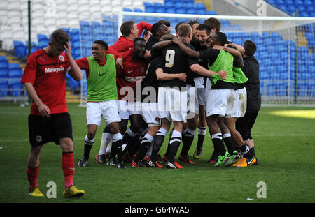 Fußball - Professional Development League Two - Play Off - Finale - Cardiff City / Charlton Athletic - Cardiff City Stadium. Die Spieler von Charlton Athletic feiern ihr zweites Play-Off-Finale der Professional Development League über Cardiff City. Stockfoto