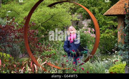 Marie-Lucie Tropres bereitet den M- und G-Garten auf der Chelsea Flower Show in London vor. Stockfoto