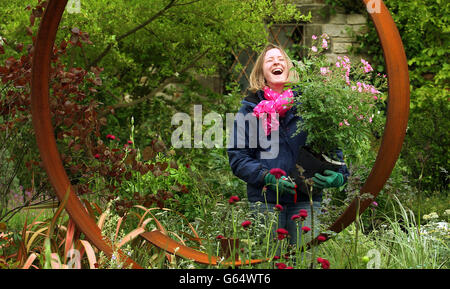 Vorbereitung der Chelsea Flower Show von RHS. Marie-Lucie Tropres bereitet den M- und G-Garten auf der Chelsea Flower Show in London vor. Stockfoto