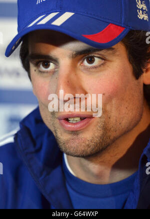 Der englische Kapitän Alastair Cook spricht während der Nets-Sitzung am Lords Cricket Ground, London, mit den Medien. Stockfoto