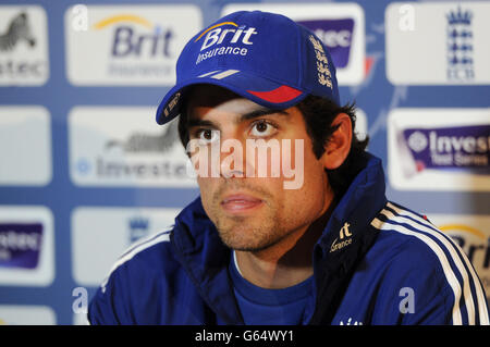 Der englische Kapitän Alastair Cook spricht während der Nets-Sitzung am Lords Cricket Ground, London, mit den Medien. Stockfoto