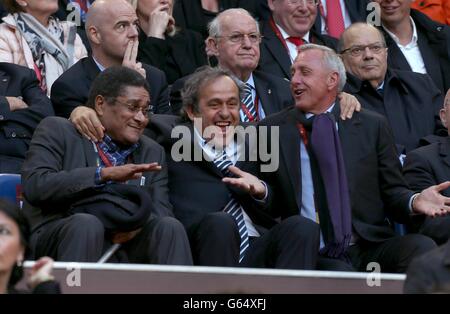 Eusebio (links), UEFA-Präsident Michel Platini (Mitte) und Johan Cruyff vor dem Spiel an den Ständen in der Amsterdam Arena Stockfoto