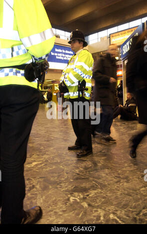 Polizei auf die Londoner U-Bahn Stockfoto