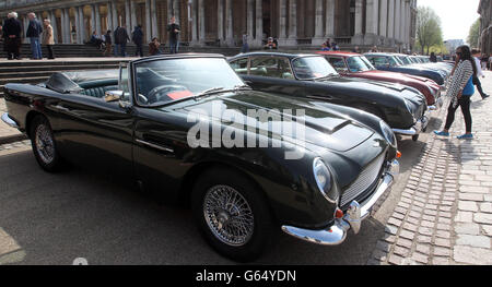 Der Aston Martin Owners Club feiert 100 Jahre Aston Martin und eine 50-jährige Vereinigung des Bond-Wagens vor dem Hintergrund des Royal Naval College in Greenwich, London. Stockfoto