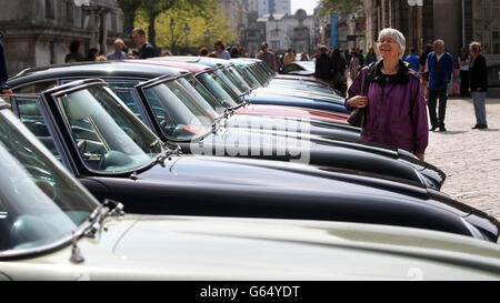 Der Aston Martin Owners Club feiert 100 Jahre Aston Martin und eine 50-jährige Vereinigung des Bond-Wagens vor dem Hintergrund des Royal Naval College in Greenwich, London. Stockfoto