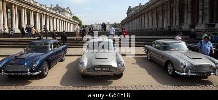 Der Aston Martin Owners Club feiert 100 Jahre Aston Martin und eine 50-jährige Vereinigung des Bond-Wagens vor dem Hintergrund des Royal Naval College in Greenwich, London. Stockfoto