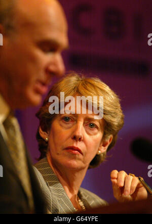 Staatssekretärin für Handel und Industrie Patricia Hewitt sieht als Handels- und Industriesprecher der Liberaldemokraten Dr. Vincent Cable auf der CBI-Jahreskonferenz in Manchester. * Sir John Egan vom Verband der britischen Industrie sprach vor dem Hintergrund der wachsenden Wut der Aktionäre über Gehaltserhöhungen in den Vorstandsetagen. Herr Egan erzählte, dass der Ruf der britischen Industrie durch unverhältnismäßige Lohnerhöhungen für Direktoren, die den Vorsitz über fallende Aktienkurse führen, geschädigt wurde. Stockfoto