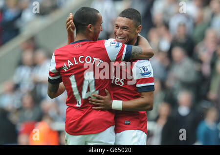 Arsenals Theo Walcott feiert am Ende mit Alex Oxlade- Chamberlain während des Spiels der Barclays Premier League im St James' Park, Newcastle. Stockfoto