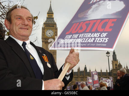 Peter Williams aus Llandeilo, der Vertreter der British Nuclear Test Veterans Association in Südwales, trifft sich mit Hunderten anderer Veteranen der britischen Atomtests und ihren Familien, um vor dem Londoner Parlamentsgebäude zu protestieren. *..die Demonstranten waren in Westminster, um Entschädigung für die Soldaten zu fordern, die ihre Gesundheit und die ihrer Kinder, Enkel und sogar Urenkel beanspruchen, wurde durch ihre Exposition gegenüber massiven Strahlendosen geplündert. Stockfoto