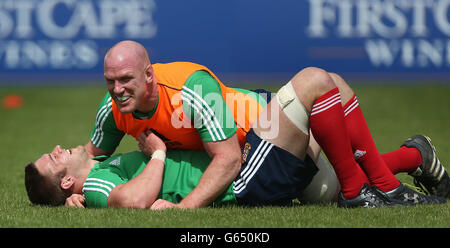 Rugby Union - British and Irish Lions Training - Carton House. Dan Lydiate und Paul O'Connell während einer Trainingseinheit im Carton House, Dublin, Irland. Stockfoto