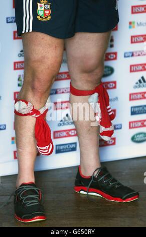 Rugby Union - British and Irish Lions Training - Carton House. Dan Lydiate hat seine Socken an seine Beine gebunden, damit er sie nach einer Pressekonferenz im Carton House, Dublin, Irland, nicht verliert. Stockfoto