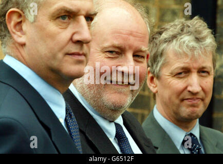 Bildungssekretär Charles Clarke mit Lehrer der St. Andrew's Primary School, Geoff Fisher (links) und Direktor des Soham Village College, Howard Gilbert (rechts) in Soham, Cambridgeshire, * .. Während seines Besuchs der St. Andrew's Primary School und des Soham Village College. Stockfoto