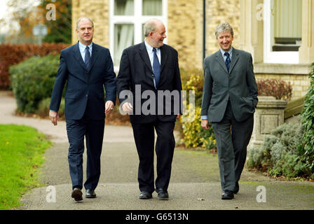 Bildungsminister Charles Clarke geht mit dem Lehrer der St. Andrew's Primary School, Geoff Fisher (links) und dem Direktor des Soham Village College, Howard Gilbert (rechts) in Soham, * ..Cambridgeshire, während seines Besuchs der St. Andrew's Primary School und des Soham Village College. Stockfoto