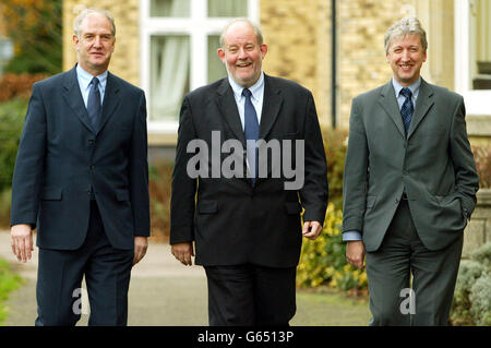 Bildungsminister Charles Clarke geht mit dem Lehrer der St. Andrew's Primary School, Geoff Fisher (links) und Direktor des Soham Village College, Howard Gilbert (rechts) in Soham, *.. Cambridgeshire während seines Besuchs der St. Andrew's Primary School und des Soham Village College. Stockfoto