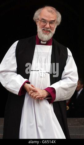 Dr. Rowan Williams steht auf den Stufen vor der St. Paul's Cathedral in der City of London, nachdem er offiziell als neuer Erzbischof von Canterbury bestätigt wurde. * 24/12/02: Die Königin und neu ernannte Erzbischof von Canterbury Dr. Rowan Williams teilen Weihnachtsbotschaft im Buckingham Palace. Es war ihr erstes Treffen seit Dr. Williams von seinem früheren Posten des Erzbischofs von Wales erhoben wurde. 26/12/02 : in seiner Weihnachtsbotschaft erinnerte Dr. Rowan Williams an die biblische Geschichte der drei Weisen, als er Strategen verspottete, die am Ende noch mehr Chaos und Leid trotz ihrer Intimität schaffen Stockfoto