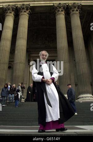 Dr. Rowan Williams steht auf den Stufen der St. Paul's Cathedral in der City of London, nachdem er offiziell als neuer Erzbischof von Canterbury bestätigt wurde. Stockfoto