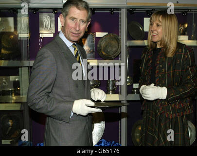 Der Prinz von Wales schaut um das Harvard House, Stratford-upon-Avon, Warwickshire, ein Fachwerkgebäude aus dem 14. Jahrhundert, das eine Zinnsammlung beherbergt, darunter mehrere Stücke aus den königlichen Haushalten Stuart, Tudor und Windsor. * etwa 200 Menschen säumten die High Street, um den Prinzen zu begrüßen, bevor er in das Harvard House eintrat, das einst der Mutter des Mannes gehörte, der in seinem Namen die amerikanische Universität gründete. Stockfoto