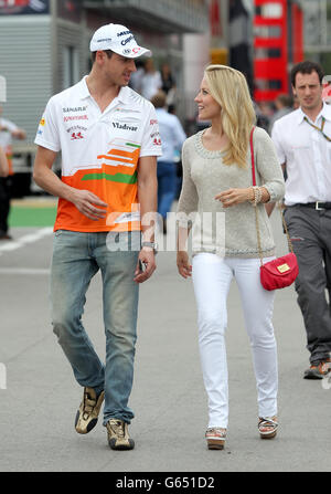 Auto - Formel-1-Autorennen - großer Preis von Spanien - Training - Circuit de Catalunya. Zwingen Sie Adrian Sutil aus Indien mit seiner Freundin Jennifer Becks während des Trainings auf dem Circuit de Catalunya in Barcelona. Stockfoto