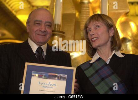 Harrods-Vorsitzender Mohamed Al Fayed nimmt im Londoner Store ein Zertifikat über die Freiheit der Highlands von Casia Zajac vom Highlands of Scotland Tourist Board entgegen. * Herr Al Fayed, dem Balnagown Estate in Ross-Shire gehört, wurde für seinen Beitrag zur Aufbringung des nördlichen Hochlandes auf die Karte geehrt. Stockfoto