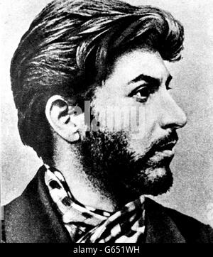 21. DEZEMBER: Joseph Stalin im Bild als junger Mann von 25 Jahren. Das Foto entstand zu Beginn von Stalins revolutionärer Karriere, als er einen Bart trug, um der Zaren-Polizei zu entgehen. Stockfoto