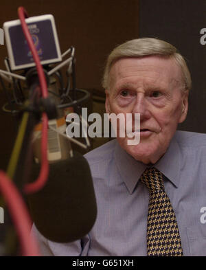 Der Moderator von BBC Radio 2, Jimmy Young, sitzt in einem BBC-Studio im Zentrum von London, kehrte für seine Swansong-Show zurück, bevor er seine halbe Jahrhundertkarriere bei der BBC beendete. * der achtogenarische Sender ist seit Anfang Juli aus dem Fernsehen und erholt sich von einer Hip-Operation, ist aber nun wieder für die letzten zwei Wochen seines seit langem laufenden BBC Radio 2-Programms zurück. 20/12/02 der oktogenarian DJ beugt sich aus, aber hat bestanden, er hat keine Absicht des Zurückziehens, anstatt sagend, daß er andere Interessen verfolgen wird. Stockfoto