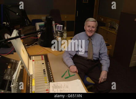 Der Moderator von BBC Radio 2, Jimmy Young, sitzt in einem BBC-Studio im Zentrum von London, kehrte für seine swansong-Show zurück, bevor er seine Karriere im halben Jahrhundert bei der BBC beendete. * der achtogenarielle Sender ist seit Anfang Juli aus dem Fernsehen und erholt sich von einer Hip-Operation, ist aber nun für die letzten zwei Wochen seines seit langem laufenden BBC Radio 2-Programms wieder da. Stockfoto