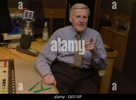 Der Moderator von BBC Radio 2, Jimmy Young, sitzt in einem BBC-Studio im Zentrum von London, kehrte für seine swansong-Show zurück, bevor er seine Karriere im halben Jahrhundert bei der BBC beendete. * der achtogenarielle Sender ist seit Anfang Juli aus dem Fernsehen und erholt sich von einer Hip-Operation, ist aber nun für die letzten zwei Wochen seines seit langem laufenden BBC Radio 2-Programms wieder da. Stockfoto