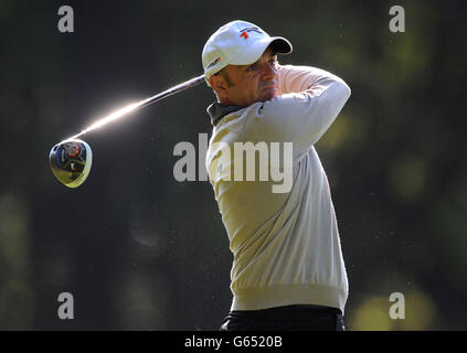 Irlands Paul McGinley schlägt am dritten Loch in Runde drei am dritten Tag der BMW PGA Championship im Wentworth Club, Surrey, ab. Stockfoto