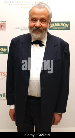 Regisseur Mike Leigh bei der Ankunft am Teatro dell'Opera di Roma, Rom, Italien, für die Europäischen Filmpreise. Stockfoto