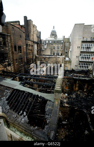 Die Szene in der Altstadt von Edinburgh, nachdem eine Reihe von Gebäuden bei einem Brand verbrannt wurden. * Häuser, Nachtclubs und Universitätsforschungsbüros im historischen Zentrum der schottischen Hauptstadt waren von dem Brand betroffen, wobei ein siebenstöckiges Gebäude im Zentrum des ausgebrannten Gebiets als instabil und in Gefahr zu sein gilt, einzustürzen. Stockfoto