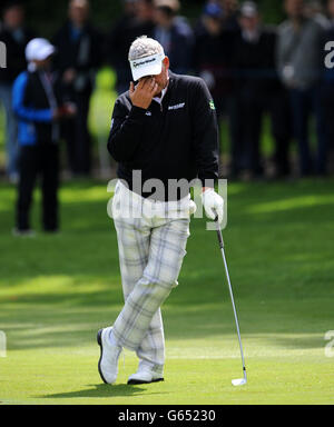 Darren Clarke aus Nordirland zeigt seine Frustration, nachdem er am dritten Tag der BMW PGA Championship im Wentworth Club, Surrey, seinen zweiten Schuss auf das dritte Loch in einen Bunker getroffen hat. Stockfoto