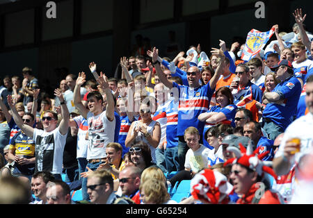 Rugby-League-Fans auf den Tribünen während des Super League Magic Weekend im Etihad Stadium, Manchester. Stockfoto