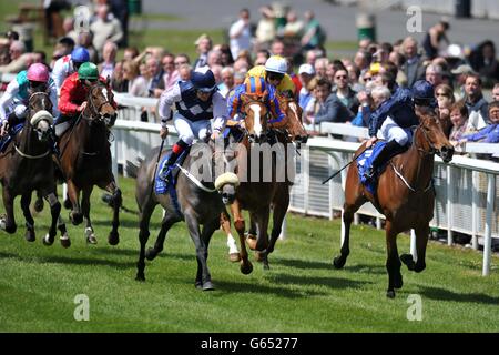 Glassatura mit Shane Foley (Mitte) gewinnt beim Tattersalls Irish 2000 Guineas Day auf der Curragh Racecourse in der Grafschaft Kildare die equisoftlive.com Fillies des European Breeders Fund Maiden. Stockfoto